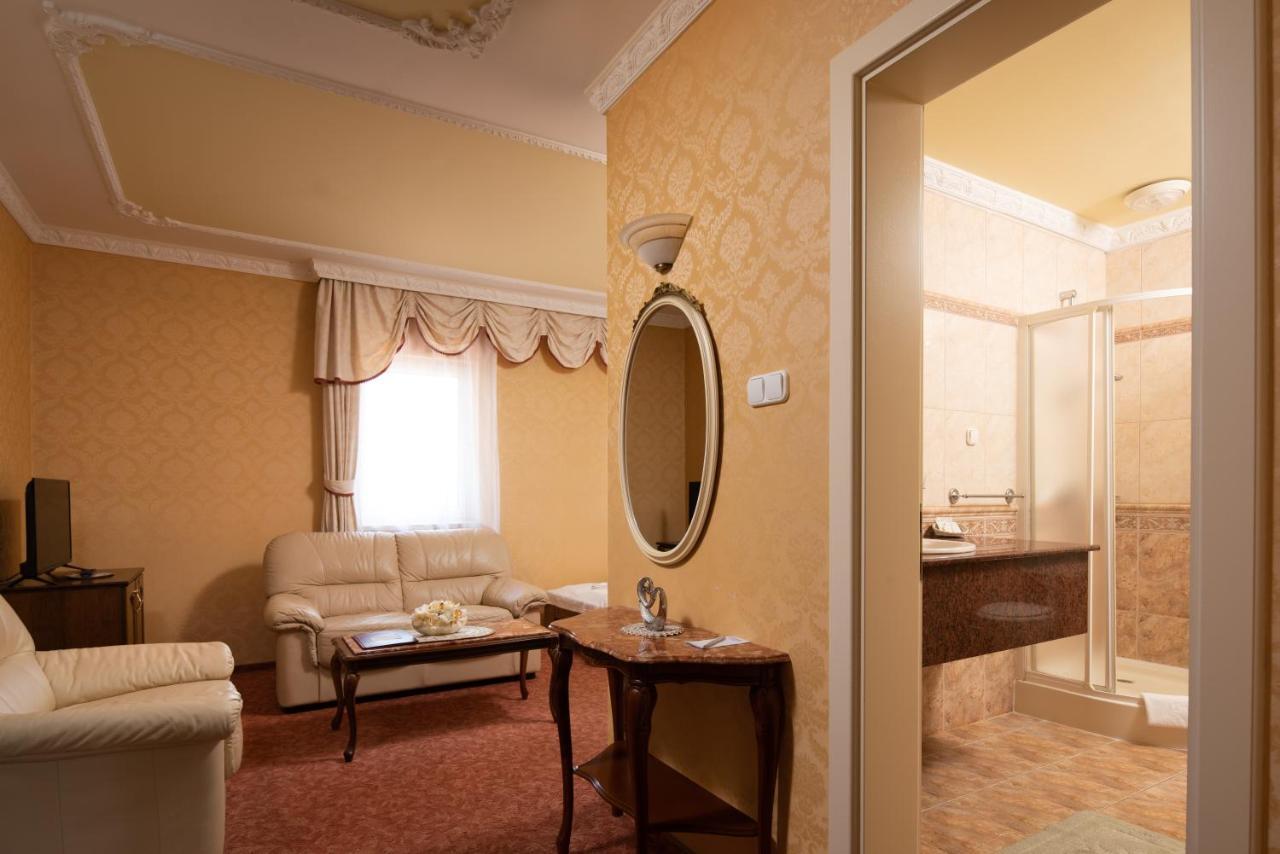 Hotel Bíbic és Tüskevár Étterem és Horgásztó Nyíregyháza Esterno foto