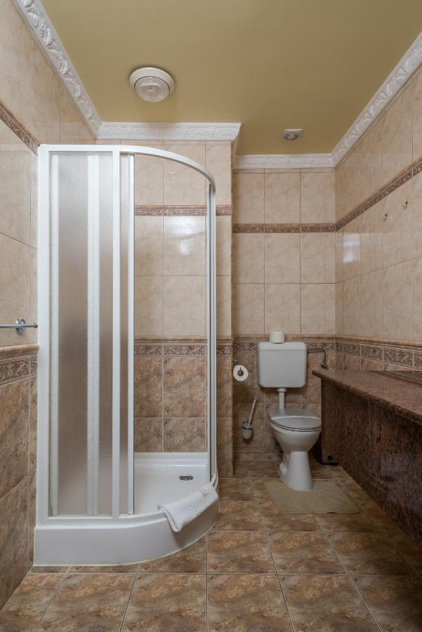 Hotel Bíbic és Tüskevár Étterem és Horgásztó Nyíregyháza Esterno foto
