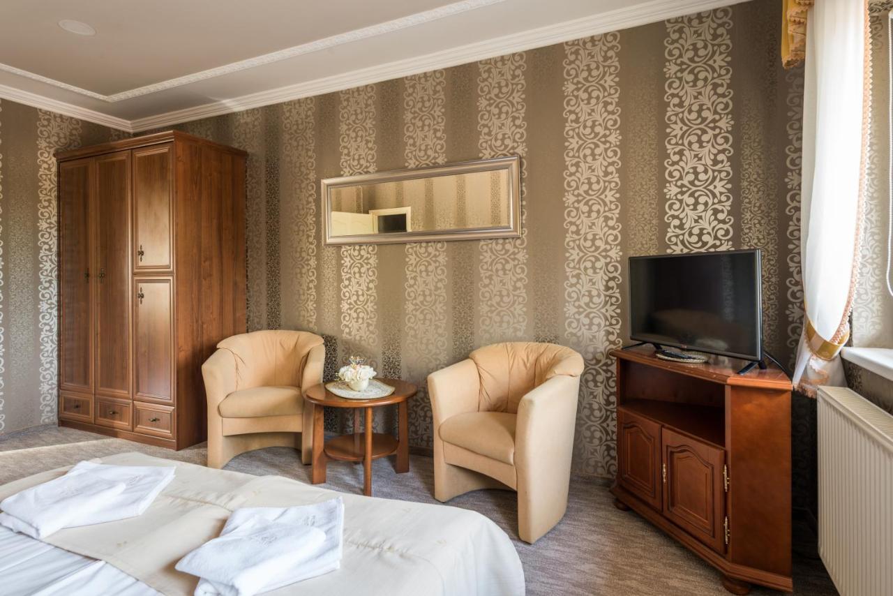 Hotel Bíbic és Tüskevár Étterem és Horgásztó Nyíregyháza Esterno foto